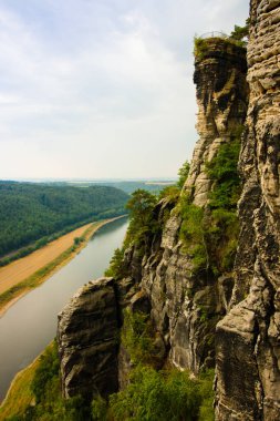 Eski Bastei Köprüsü'nden aşağı nehir Elbe Saxony, Almanya için görüntüleyin