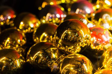 Noel ve yılbaşı şenlikli dekorasyon, Noel çok renkli topları Noel ağacı için cam.  