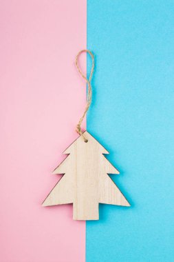 Noel ve yeni yıl gün festival dekorasyon, mavi ve pembe arka plan üzerinde ahşap Noel ağacı. Metin için yer kopyalayın. Düz yatıyordu. Yukarıdan görüntülemek.