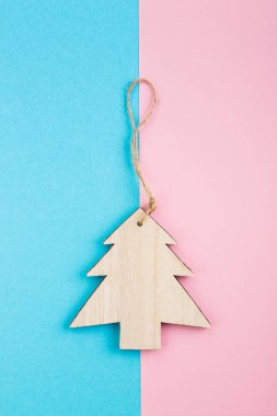 Noel ve yeni yıl gün festival dekorasyon, mavi ve pembe arka plan üzerinde ahşap Noel ağacı. Metin için yer kopyalayın. Düz yatıyordu. Yukarıdan görüntülemek.