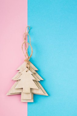 Noel ve yeni yıl gün festival dekorasyon, mavi ve pembe arka plan üzerinde ahşap Noel ağaçları. Metin için yer kopyalayın. Düz yatıyordu. Yukarıdan görüntülemek.