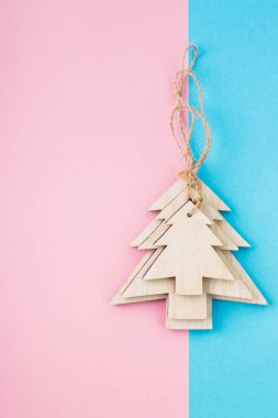 Noel ve yeni yıl gün festival dekorasyon, mavi ve pembe arka plan üzerinde ahşap Noel ağaçları. Metin için yer kopyalayın. Düz yatıyordu. Yukarıdan görüntülemek.