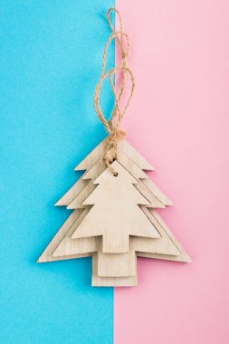 Noel ve yeni yıl gün festival dekorasyon, mavi ve pembe arka plan üzerinde ahşap Noel ağaçları. Metin için yer kopyalayın. Düz yatıyordu. Yukarıdan görüntülemek.