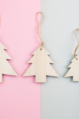 Noel ve yeni yıl gün festival dekorasyon, ahşap Noel ağaçları pembe ve gri arka plan üzerinde. Metin için yer kopyalayın. Düz yatıyordu. Yukarıdan görüntülemek.