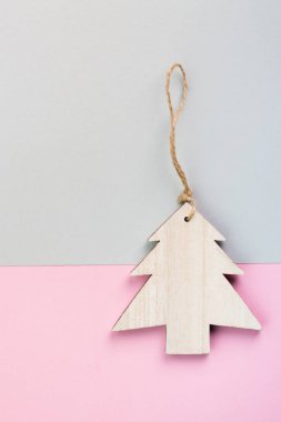 Noel ve yeni yıl gün festival dekorasyon, ahşap Noel ağacı pembe ve gri arka plan üzerinde. Metin için yer kopyalayın. Düz yatıyordu. Yukarıdan görüntülemek.