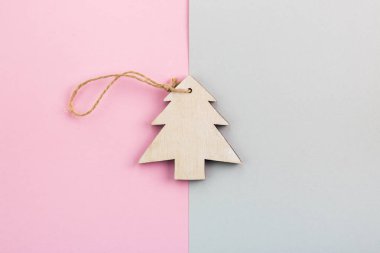 Noel ve yeni yıl gün festival dekorasyon, ahşap Noel ağacı pembe ve gri arka plan üzerinde. Metin için yer kopyalayın. Düz yatıyordu. Yukarıdan görüntülemek.