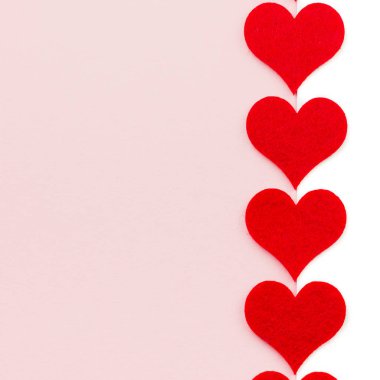 Sevgililer 's gün tatil arka plan. Kırmızı kalpler, pembe ve beyaz arka plan üzerinde bir kalp şeklinde. Düz yatıyordu. Kopya hamur metin için. 