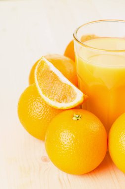 Bardak taze portakal suyu ile portakal preslenmiş ve turuncu ahşap arka plan üzerine dilimlenmiş. Sağlıklı yaşam konsepti. Metin için yer kopyalayın.