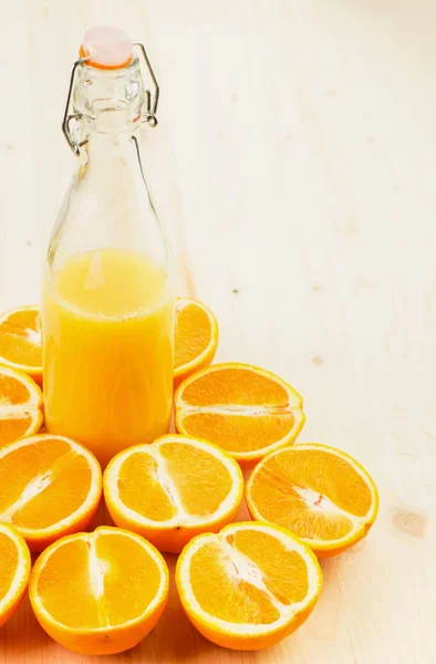 Пляшка Свіжо Пресованого Апельсинового Соку Нарізаними Апельсиновими Половинками Дерев Яному — стокове фото