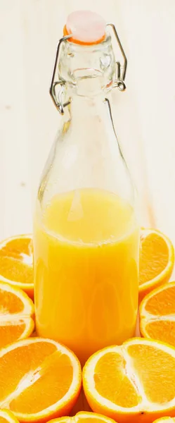 Botella Zumo Naranja Recién Prensado Con Mitades Naranja Rodajas Sobre —  Fotos de Stock