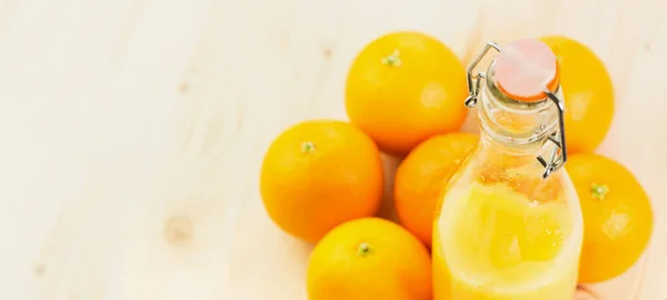 Botella Zumo Naranja Recién Exprimido Con Naranjas Sobre Fondo Madera — Foto de Stock