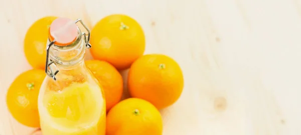 Flaske Nypresset Appelsinjuice Med Appelsiner Trebakgrunn Frisk Livsstil Ovenfra Kopirom – stockfoto