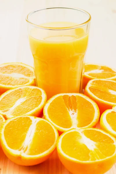 Glas Frisch Gepresster Orangensaft Mit Aufgeschnittenen Orangenhälften Auf Holzgrund Gesunder — Stockfoto