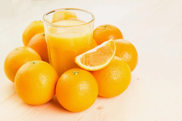 Glas Vers Geperst Sinaasappelsap Met Sinaasappelen Oranje Gesneden Houten Achtergrond — Stockfoto