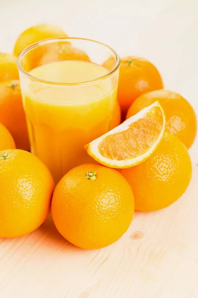 一杯新鲜压榨的橙汁和橙子 并在木制背景上切片橙汁 健康的生活方式理念 复制文本的空间 — 图库照片