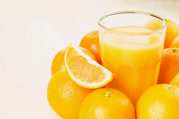 Vaso Zumo Naranja Recién Exprimido Con Naranjas Naranja Rodajas Sobre —  Fotos de Stock