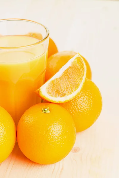 Glas Frisch Gepresster Orangensaft Mit Orangen Und Orangenscheiben Auf Holzgrund — Stockfoto