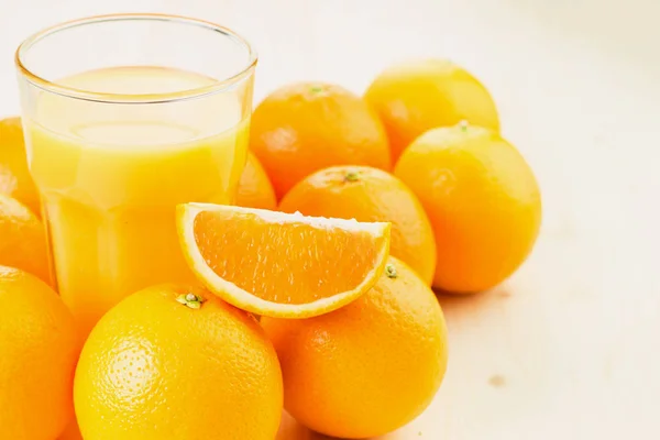 Glas Frisch Gepresster Orangensaft Mit Orangen Und Orangenscheiben Auf Holzgrund — Stockfoto