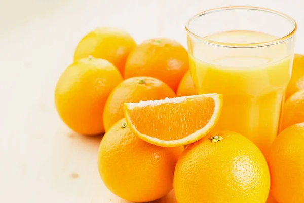 Vaso Zumo Naranja Recién Exprimido Con Naranjas Naranja Rodajas Sobre —  Fotos de Stock