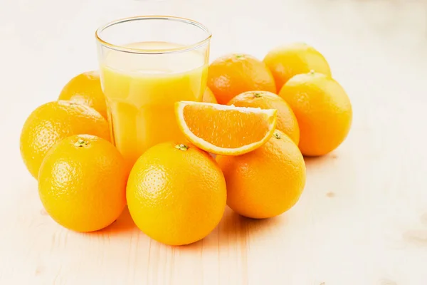 Vaso Zumo Naranja Recién Exprimido Con Naranjas Naranja Rodajas Sobre —  Fotos de Stock