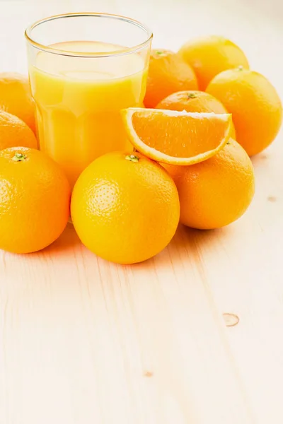 Vaso Zumo Naranja Recién Exprimido Con Naranjas Naranja Rodajas Sobre —  Fotos de Stock