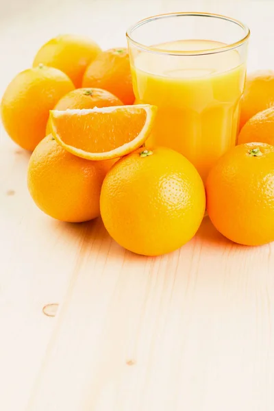 Glas Frisch Gepresster Orangensaft Mit Orangen Und Orangenscheiben Auf Holzgrund — Stockfoto