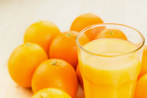 Glas Frisch Gepresster Orangensaft Mit Orangen Auf Holzgrund Konzept Eines — Stockfoto