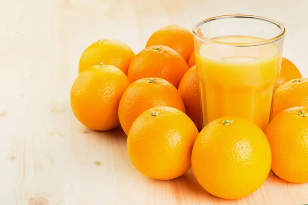 Склянка Свіжо Пресованого Апельсинового Соку Апельсинами Дерев Яному Фоні Здоровий — стокове фото