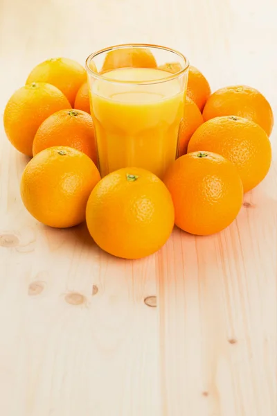 Glas Frisch Gepresster Orangensaft Mit Orangen Auf Holzgrund Gesunder Lebensstil — Stockfoto