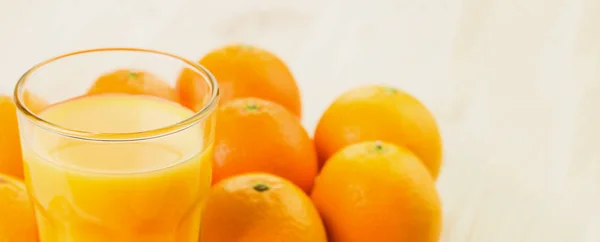 Copo Suco Laranja Recentemente Pressionado Com Laranjas Fundo Madeira Conceito — Fotografia de Stock