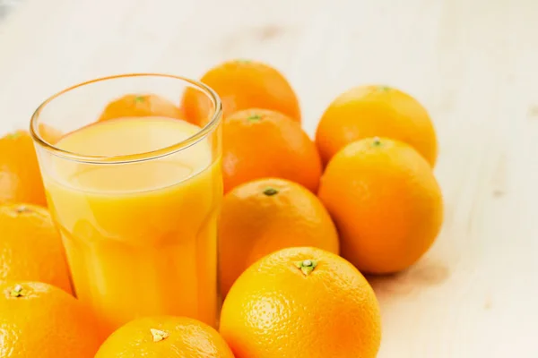 Склянка Свіжо Пресованого Апельсинового Соку Апельсинами Дерев Яному Фоні Здоровий — стокове фото