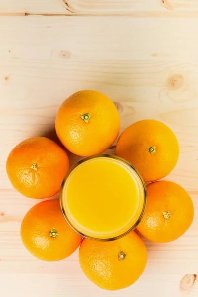 Стакан Свежевыжатого Апельсинового Сока Апельсинами Деревянном Фоне Понятие Здорового Образа — стоковое фото