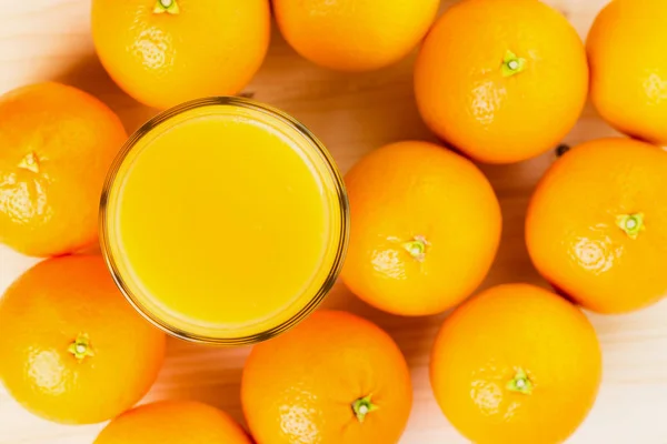 Glas Frisch Gepresster Orangensaft Mit Orangen Auf Holzgrund Gesunder Lebensstil — Stockfoto