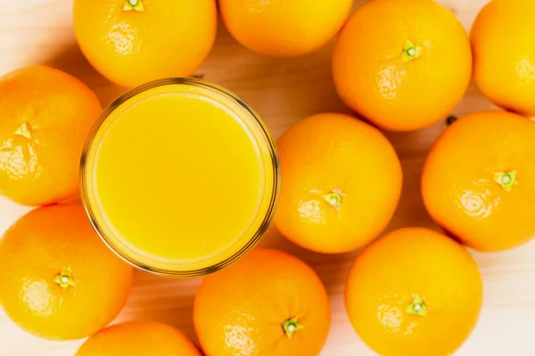 Vaso Zumo Naranja Recién Prensado Con Naranjas Sobre Fondo Madera — Foto de Stock