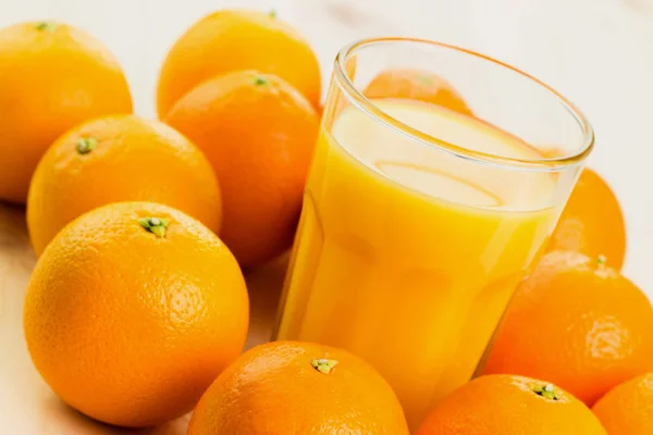 Vaso Zumo Naranja Recién Prensado Con Naranjas Sobre Fondo Madera — Foto de Stock