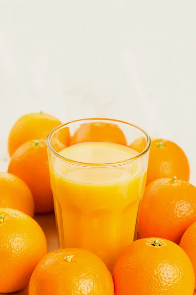 Glas Frisch Gepresster Orangensaft Mit Orangen Auf Holzgrund Gesunder Lebensstil — Stockfoto