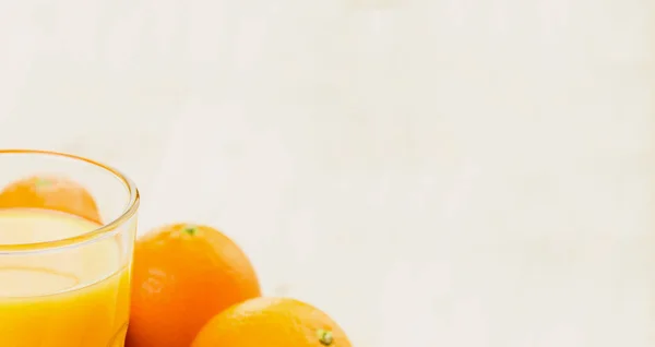 Vaso Zumo Naranja Recién Prensado Con Naranjas Sobre Fondo Madera —  Fotos de Stock