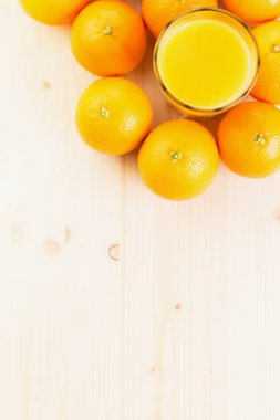 Bardak taze portakal suyu portakal ile ahşap arka plan üzerinde basılı. Sağlıklı yaşam konsepti. Yukarıdan görüntüleyin. Uzay fot metin kopyalama.
