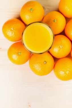 Bardak taze portakal suyu portakal ile ahşap arka plan üzerinde basılı. Sağlıklı yaşam konsepti. Yukarıdan görüntüleyin. Uzay fot metin kopyalama.