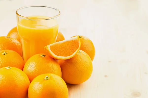 Vaso Zumo Naranja Recién Exprimido Con Naranjas Naranja Rodajas Sobre —  Fotos de Stock