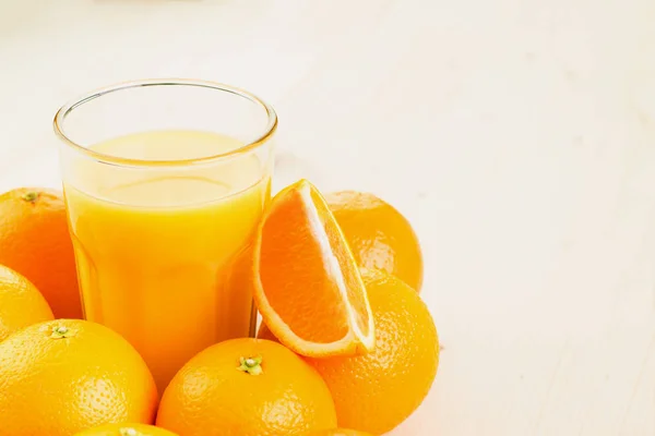 Vaso Zumo Naranja Recién Exprimido Con Naranjas Naranja Rodajas Sobre —  Fotos de Stock