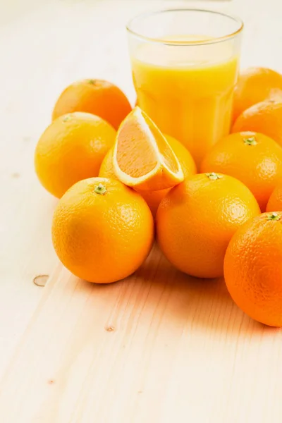 Glas Frisch Gepresster Orangensaft Mit Orangen Und Orangenscheiben Auf Holzgrund — Stockfoto