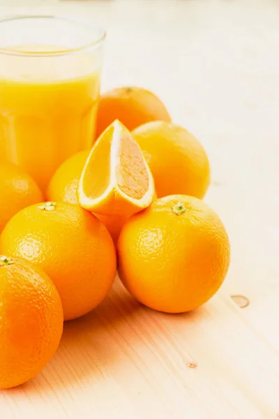 Glas Frisch Gepresster Orangensaft Mit Orangen Und Orangenscheiben Auf Holzgrund — Stockfoto