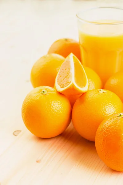 Склянка Свіжо Пресованого Апельсинового Соку Апельсинами Нарізаним Апельсином Дерев Яному — стокове фото