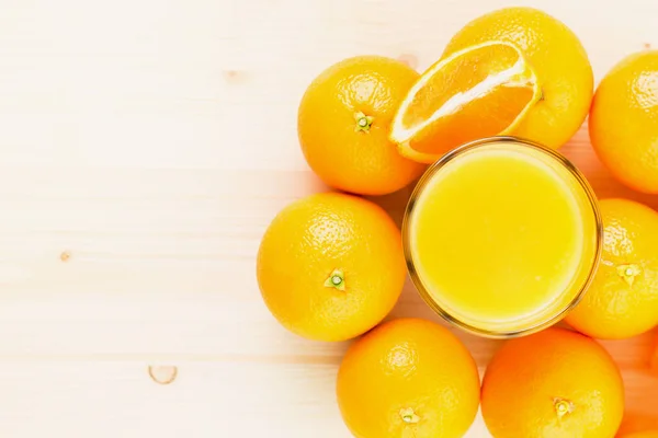 Vaso Zumo Naranja Recién Prensado Con Naranjas Parte Naranja Rodajas —  Fotos de Stock