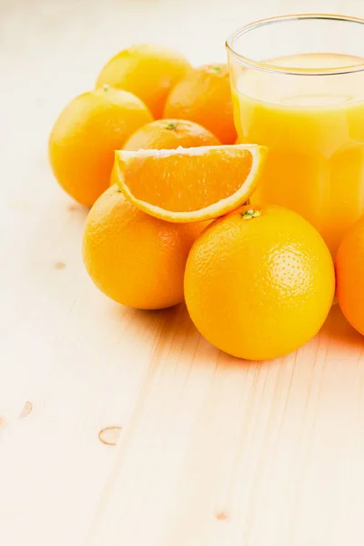 Vaso Zumo Naranja Recién Exprimido Con Naranjas Naranja Rodajas Sobre — Foto de Stock