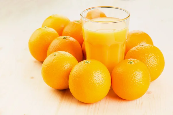 Vaso Zumo Naranja Recién Prensado Con Naranjas Sobre Fondo Madera — Foto de Stock