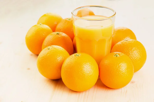 Glas Frisch Gepresster Orangensaft Mit Orangen Auf Holzgrund Gesunder Lebensstil — Stockfoto