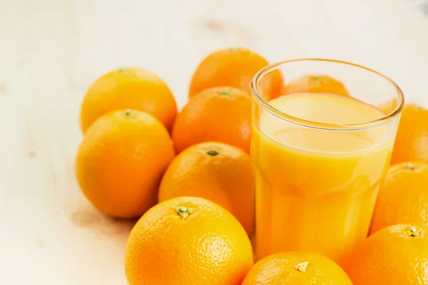 Glas Frisch Gepresster Orangensaft Mit Orangen Auf Holzgrund Gesunder Lebensstil — Stockfoto