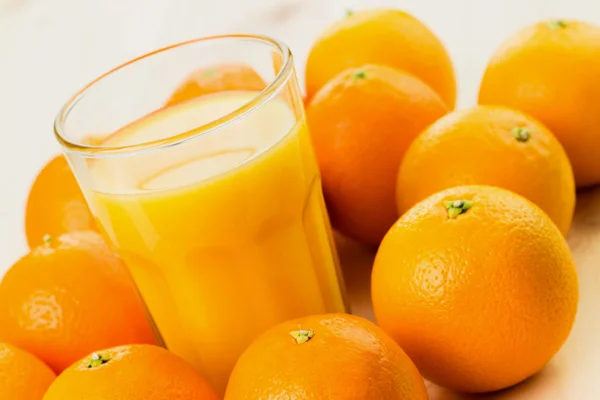 Glas Frisch Gepresster Orangensaft Mit Orangen Auf Holzgrund Konzept Eines — Stockfoto